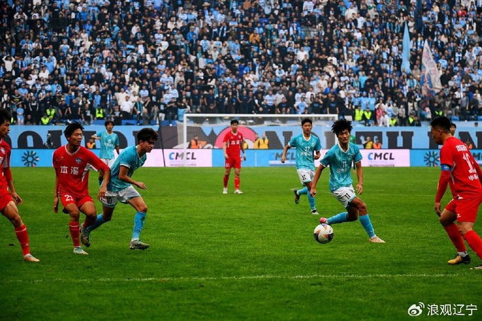 包含精彩足球比赛现场观众激情澎湃，场面热烈的词条